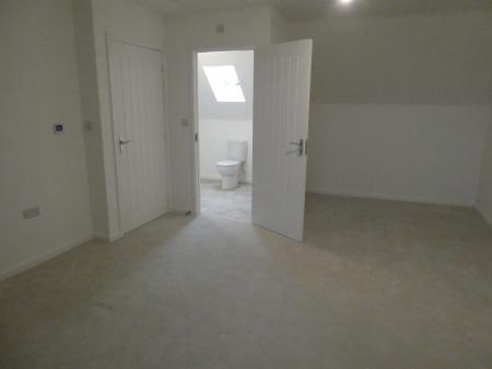 4 bedroom Semi-detached house to let in Donnelly Road, Armthorpe, DN3