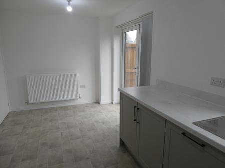 4 bedroom Semi-detached house to let in Donnelly Road, Armthorpe, DN3