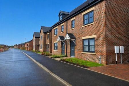 4 bedroom Semi-detached house to let in Donnelly Road, Armthorpe, DN3