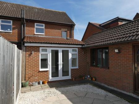 2 bedroom Semi-detached house to let in Knights Close, Belton, DN9