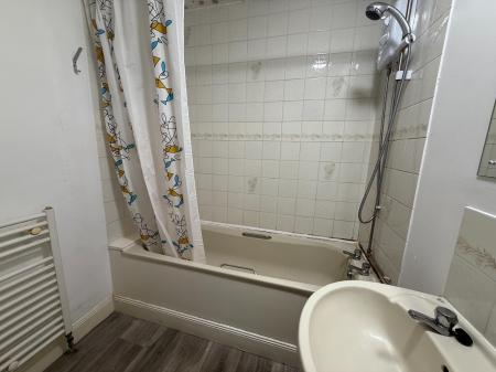 2 bedroom Flat to let in Gardner Street, Law, Dundee, DD3