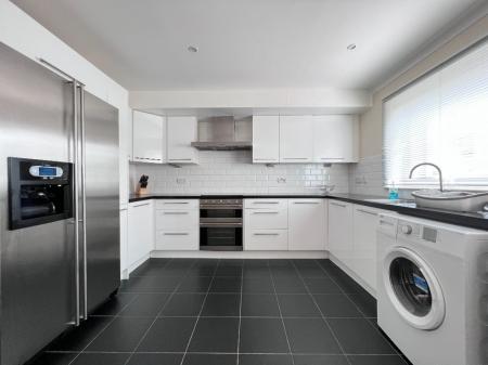 4 bedroom Apartment to let in South Victoria Dock Road, City Quay, Dundee, DD1