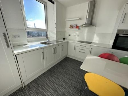 2 bedroom Flat to let in Park Avenue, Stobswell, Dundee, DD4