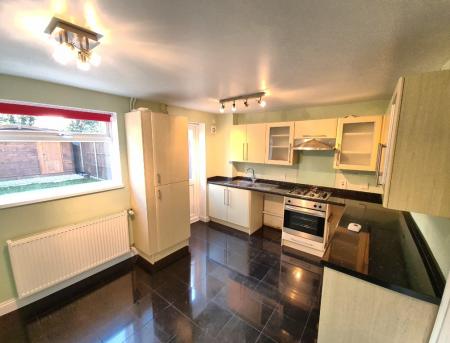 2 bedroom End of terrace house to let in Halleys Way, Houghton Regis, LU5