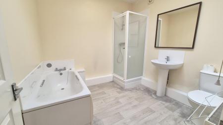 3 bedroom Detached house to let in Chiltern Road, Dunstable, LU6