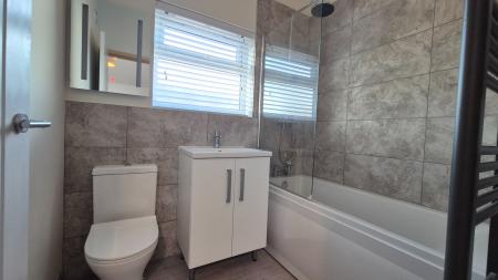 3 bedroom Detached house to let in Chiltern Road, Dunstable, LU6