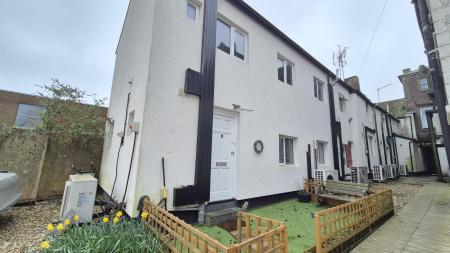 1 bedroom Studio flat to let in High Street South