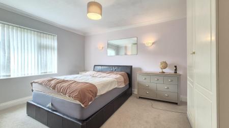 2 bedroom Maisonette to let in Oakwell Close, Dunstable, LU6