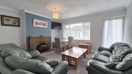 2 bedroom Maisonette to let in Oakwell Close, Dunstable, LU6