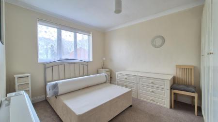 2 bedroom Maisonette to let in Oakwell Close, Dunstable, LU6