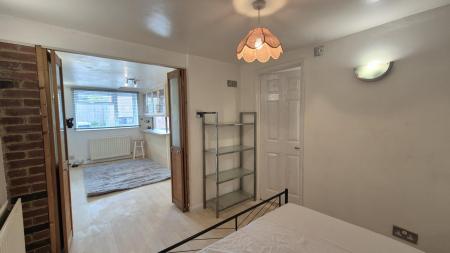 1 bedroom Maisonette to let in High Street North, Dunstable, LU6