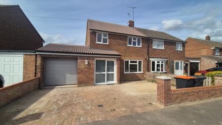 4 bedroom Semi-detached house to let in Gorham Way, Dunstable, LU5