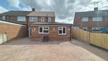 4 bedroom Semi-detached house to let in Gorham Way, Dunstable, LU5