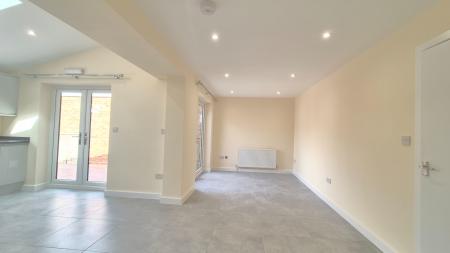 4 bedroom Semi-detached house to let in Gorham Way, Dunstable, LU5