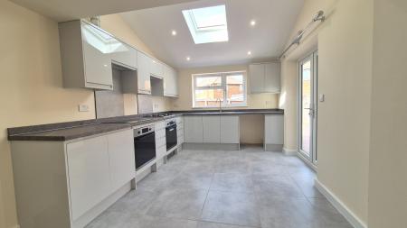 4 bedroom Semi-detached house to let in Gorham Way, Dunstable, LU5