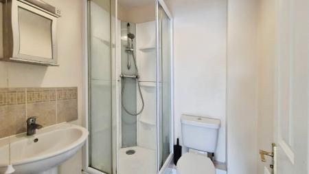 2 bedroom Flat to let in Church Street, Dunstable, LU5
