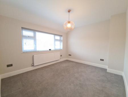 3 bedroom Semi-detached house to let in Walgrave Road, Dunstable, LU5