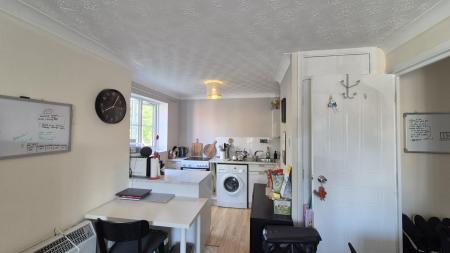 1 bedroom Flat to let in Falcon Close, Dunstable, LU6