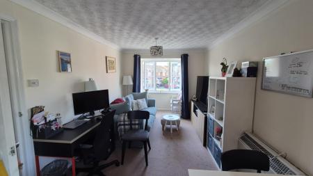 1 bedroom Flat to let in Falcon Close, Dunstable, LU6