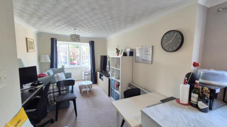 1 bedroom Flat to let in Falcon Close, Dunstable, LU6
