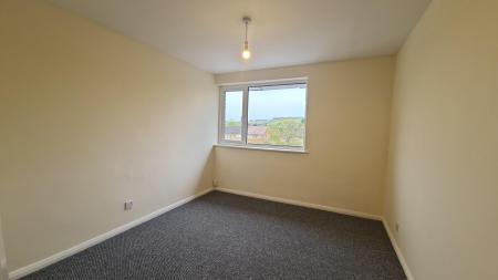 3 bedroom Flat to let in Katherine Drive, Dunstable, LU5