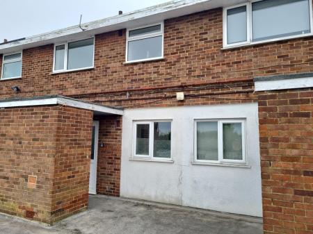 3 bedroom Flat to let in Katherine Drive, Dunstable, LU5