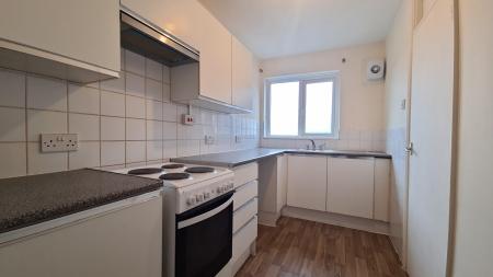 3 bedroom Flat to let in Katherine Drive, Dunstable, LU5