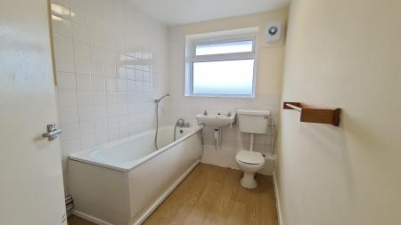3 bedroom Flat to let in Katherine Drive, Dunstable, LU5