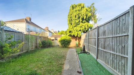 4 bedroom Terraced House to let in Beale Street, Dunstable, LU6