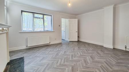 3 bedroom Detached house to let in Staines Square, Dunstable, LU6