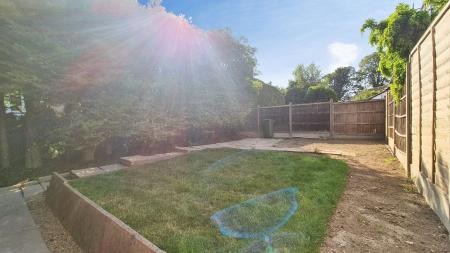 3 bedroom Detached house to let in Staines Square, Dunstable, LU6