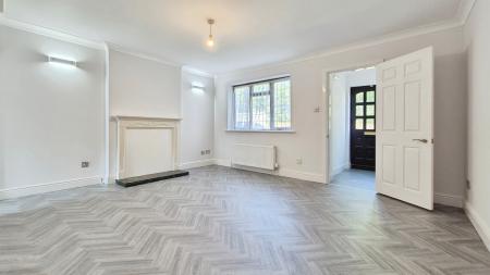 3 bedroom Detached house to let in Staines Square, Dunstable, LU6