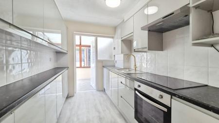 2 bedroom Terraced House to let in Meadow Lane, Houghton Regis, LU5