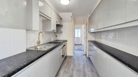 2 bedroom Terraced House to let in Meadow Lane, Houghton Regis, LU5