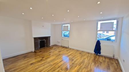 2 bedroom Maisonette to let in High Street South, Dunstable, LU6