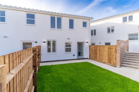 4 bedroom Terraced House to let in Loring Road, The Haveli, Dunstable, LU6