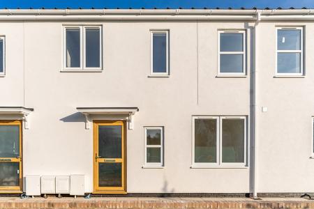 4 bedroom Terraced House to let in Loring Road, The Haveli, Dunstable, LU6