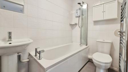 2 bedroom Semi-detached house to let in Conway Close, Dunstable, LU5