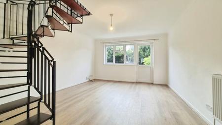 2 bedroom Semi-detached house to let in Conway Close, Dunstable, LU5