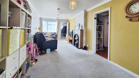 3 bedroom Semi-detached house to let in Allen Close, Dunstable, LU5