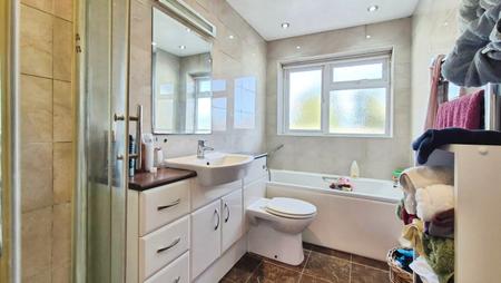 3 bedroom Semi-detached house to let in Allen Close, Dunstable, LU5