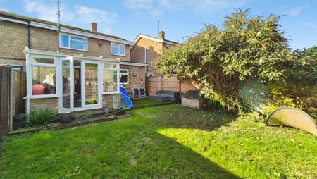 3 bedroom Semi-detached house to let in Allen Close, Dunstable, LU5
