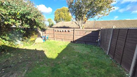 3 bedroom Semi-detached house to let in Allen Close, Dunstable, LU5