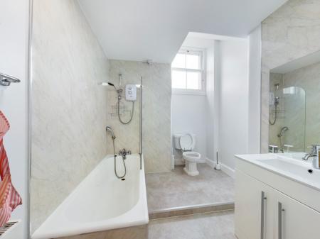 2 bedroom Flat to let in Learmonth Gardens, Comely Bank, Edinburgh, EH4