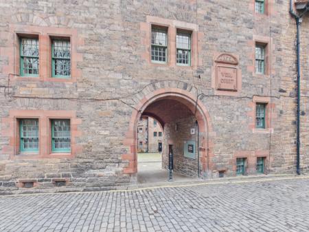 1 bedroom Flat to let in Well Court, Dean Village, Edinburgh, EH4