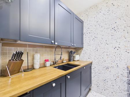1 bedroom Flat to let in Well Court, Dean Village, Edinburgh, EH4