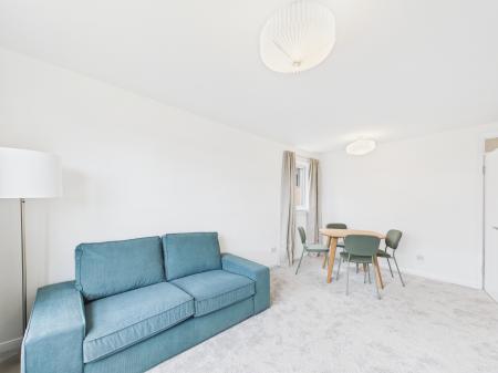 2 bedroom Flat to let in West Court, Ravelston House Park, Ravelston, Edinburgh, EH4