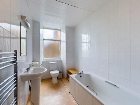 4 bedroom Flat to let in East London Street, New Town, Edinburgh, EH7