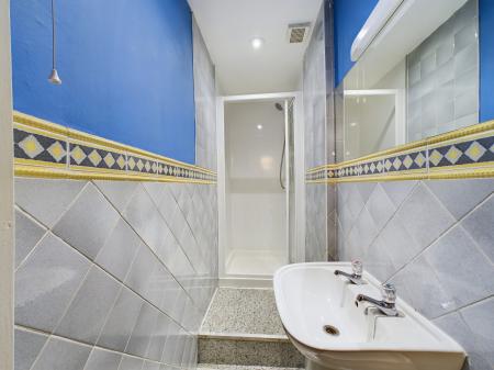 4 bedroom Flat to let in Brandon Terrace, New Town, Edinburgh, EH3