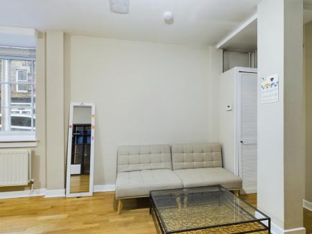 1 bedroom Studio flat to let in Valleyfield Street, Tollcross, Edinburgh, EH3